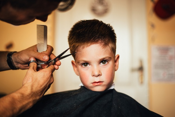 Tagliare i capelli ai bambini